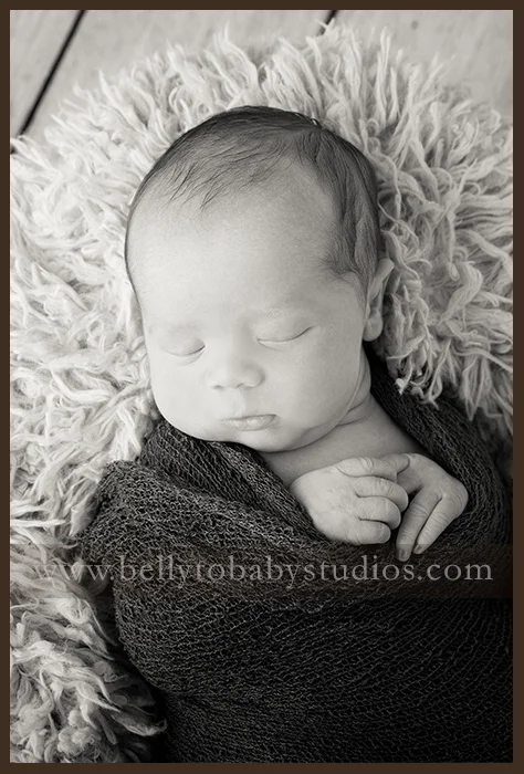 In this blog post, a Houston newborn photographer, Belly to Baby Studios, shares posing and Newborn Photography Posing and Safety Tips